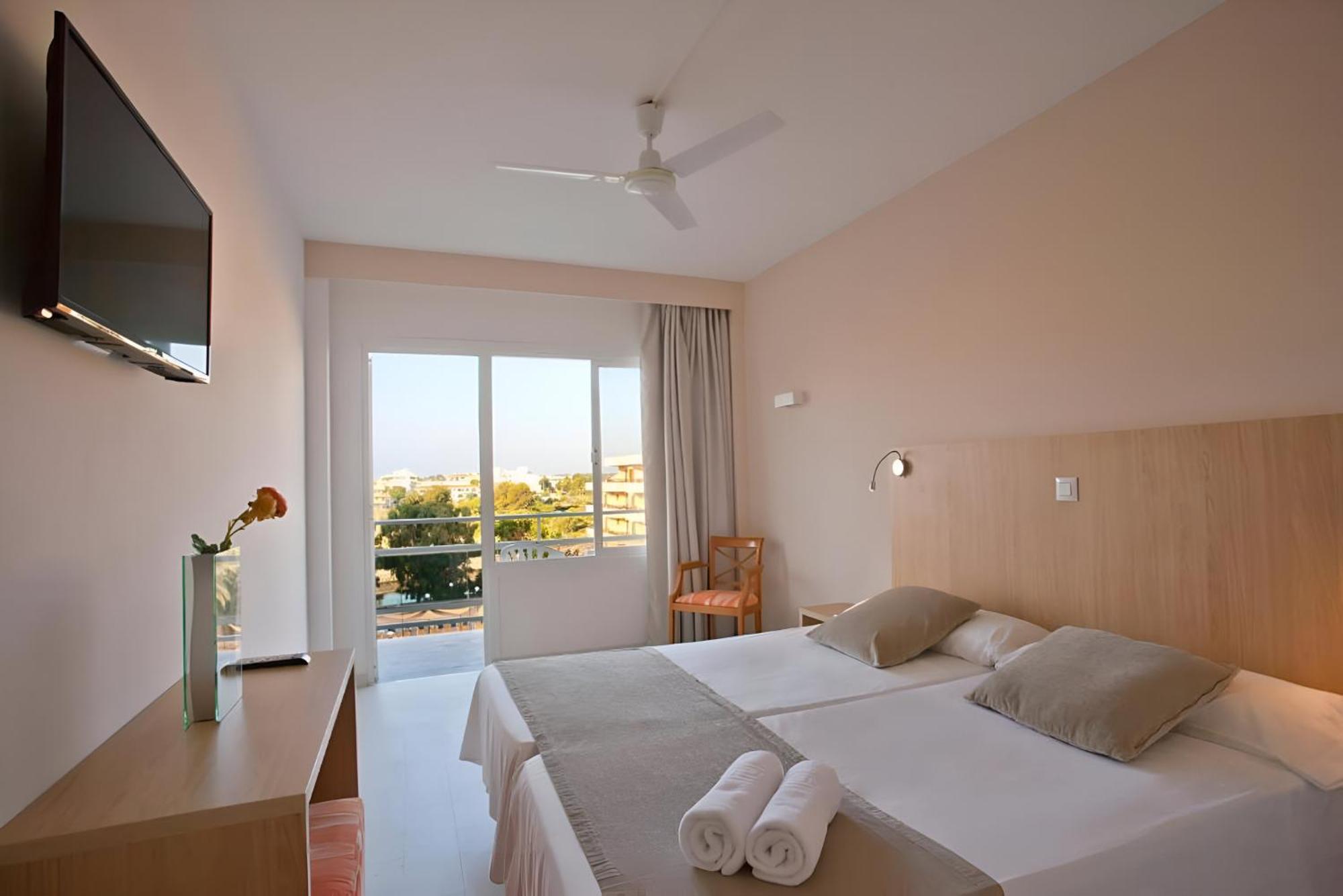 Bj Playamar Hotel & Apartamentos S'Illot  Exterior photo